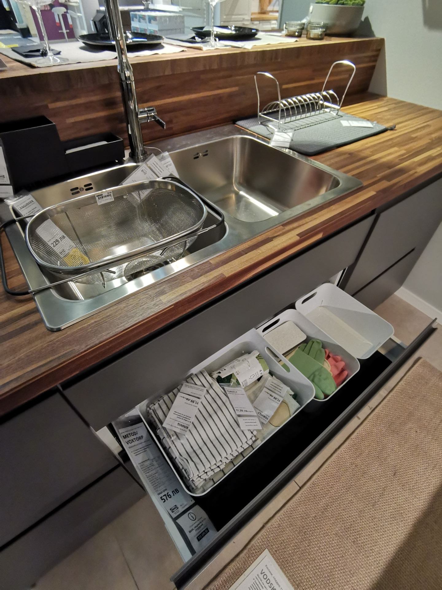 VOXTORP kjøkken med kjøkkenøy fra IKEA